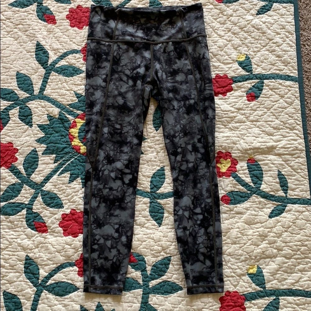 Like new Athleta tie dye blue leggings 7/8
